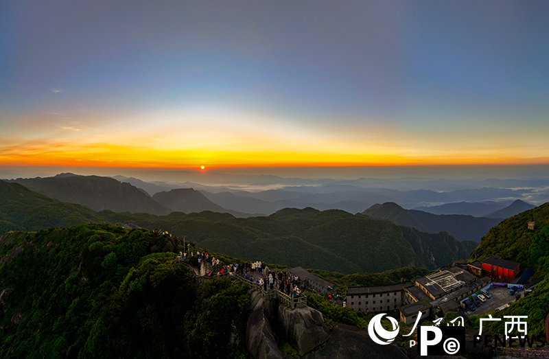 Stunning sunrise over sea of clouds in S China