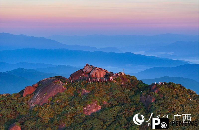Stunning sunrise over sea of clouds in S China