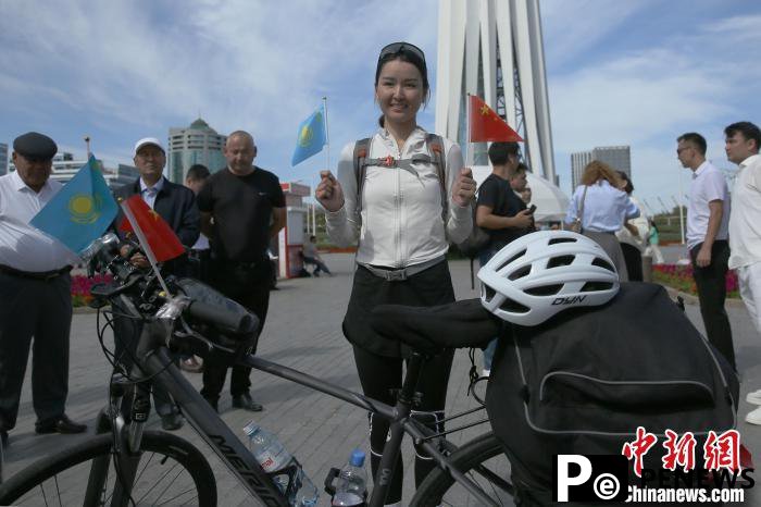 Chinese girl completes cross-country cycling journey from China to Kazakhstan
