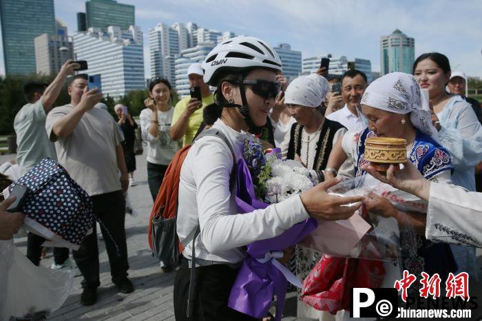 Chinese girl completes cross-country cycling journey from China to Kazakhstan