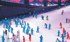 Indoor ice and snow tourism shines as a summer consumption highlight
