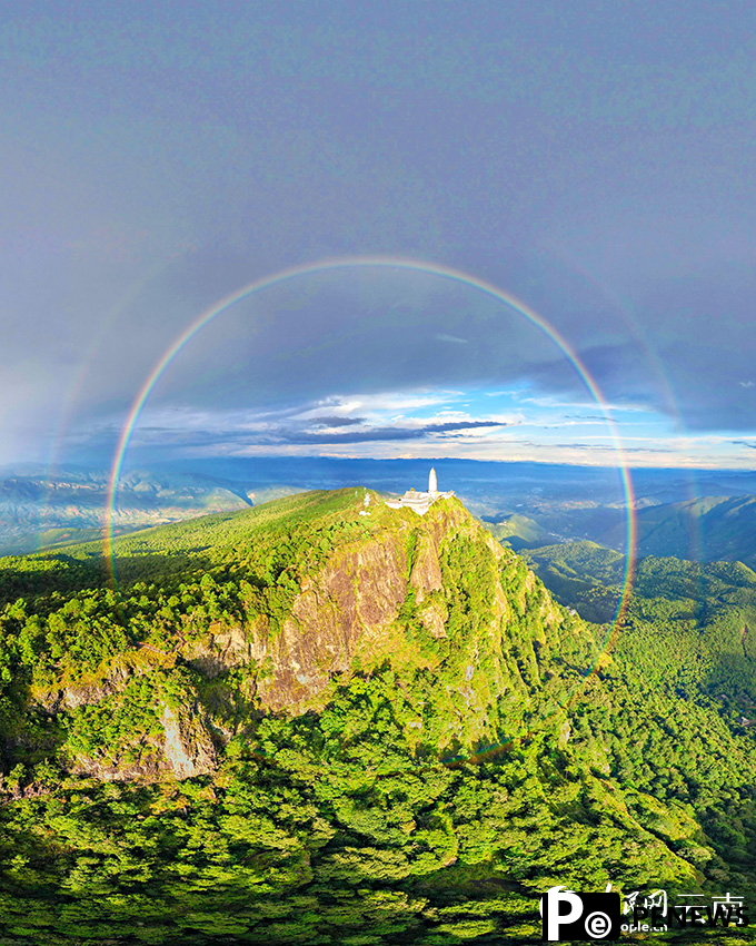 Double rainbow dazzles over Jizu Mountain in SW China