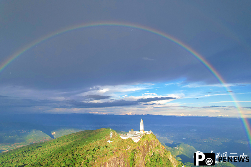 Double rainbow dazzles over Jizu Mountain in SW China