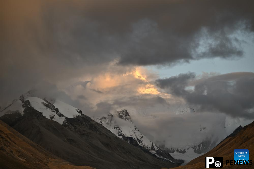 Scenery of Mount Qomolangma in Xizang