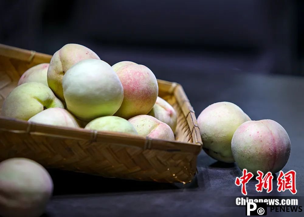 Peaches from Fenghua, E China