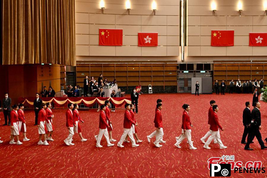 Chinese mainland Olympians visit Hong Kong