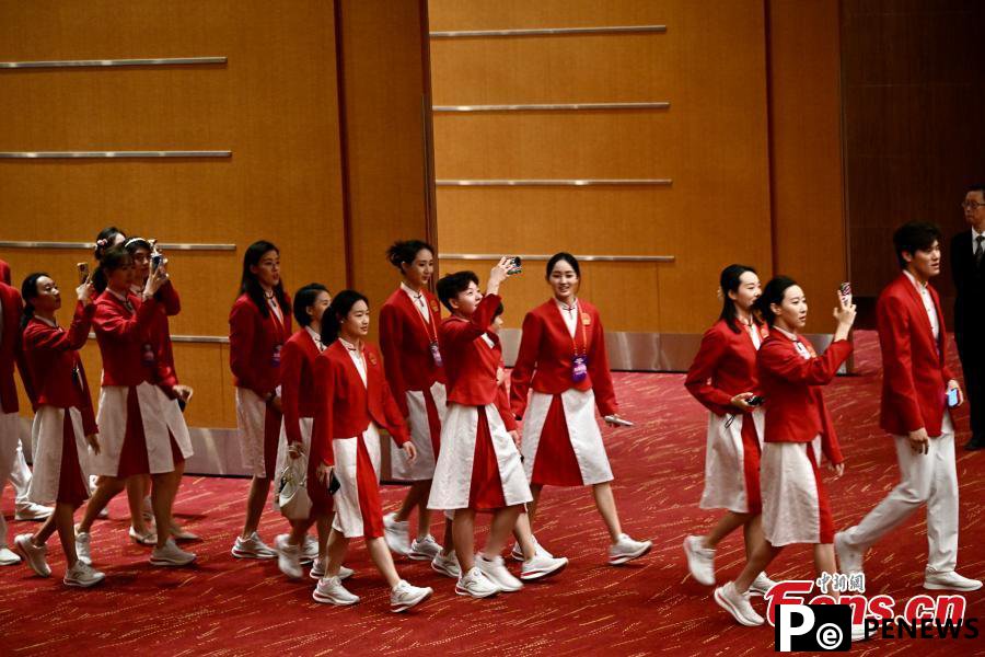 Chinese mainland Olympians visit Hong Kong