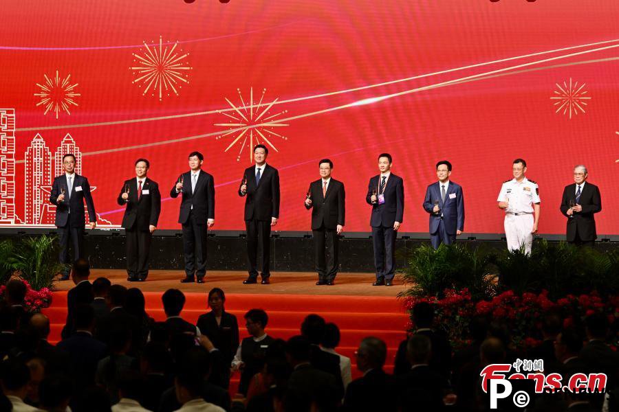 Chinese mainland Olympians visit Hong Kong