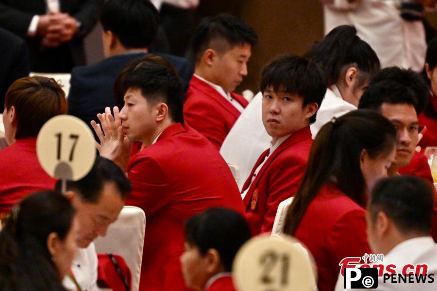 Chinese mainland Olympians visit Hong Kong