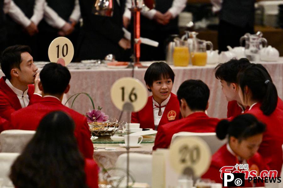 Chinese mainland Olympians visit Hong Kong