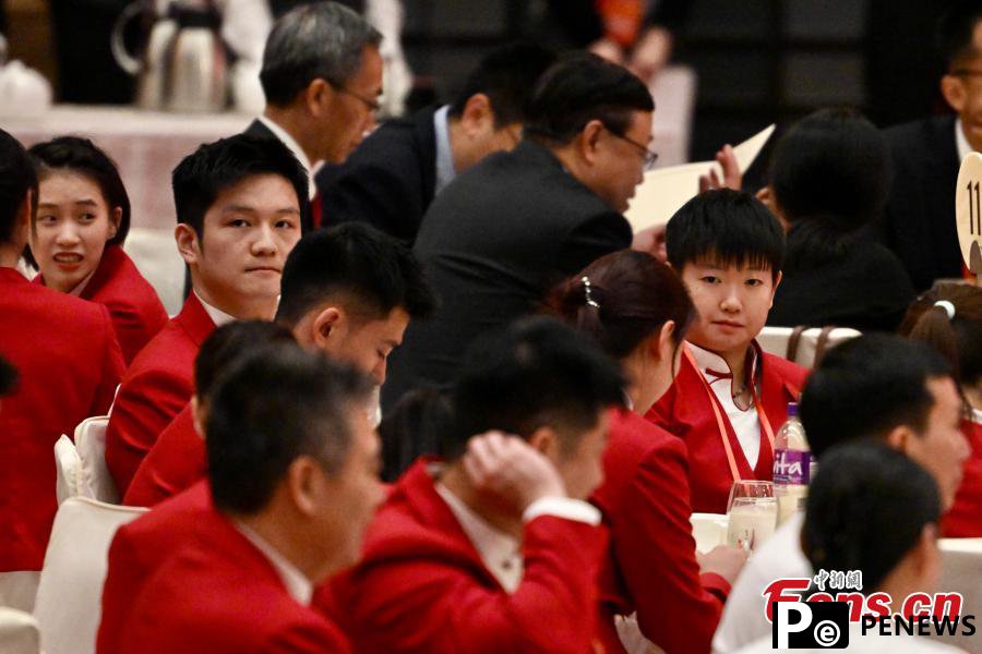 Chinese mainland Olympians visit Hong Kong