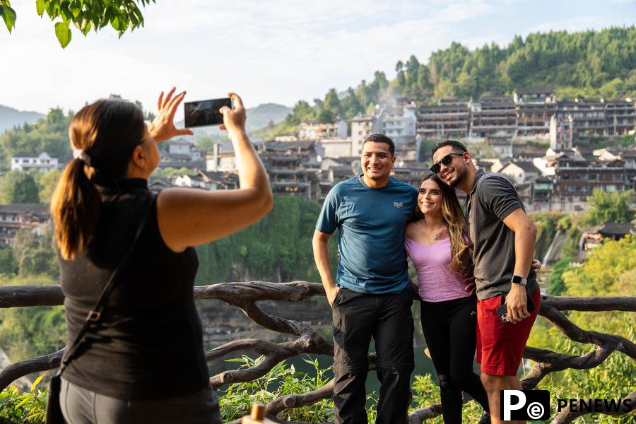 Riding wave of "China Travel," international tourists explore country
