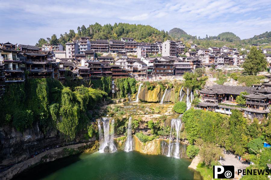 Riding wave of "China Travel," international tourists explore country