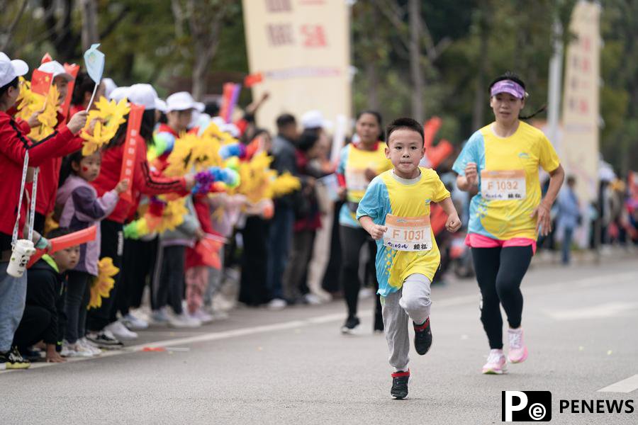 Marathon boom sweeps China as thousands hit the streets on ＂Super Marathon Weekend＂