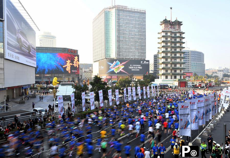 Marathon boom sweeps China as thousands hit the streets on ＂Super Marathon Weekend＂