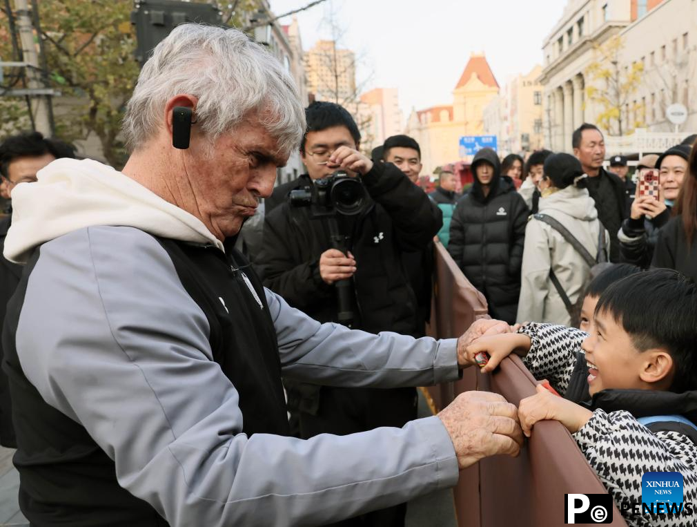 Football charity event held in Qingdao, E China