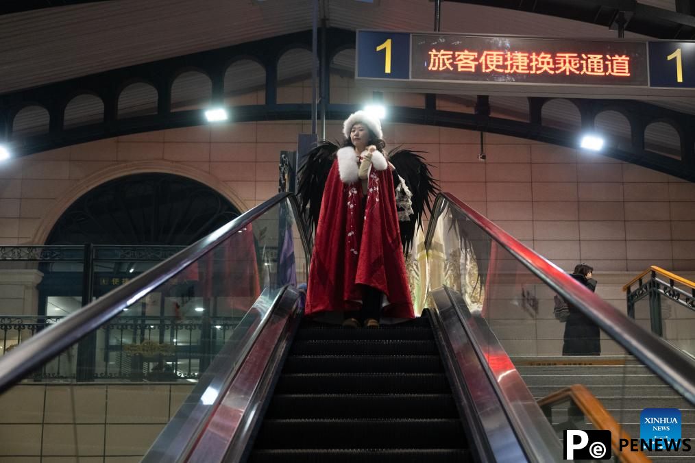 Train themed on ice and snow tourism starts operation in China