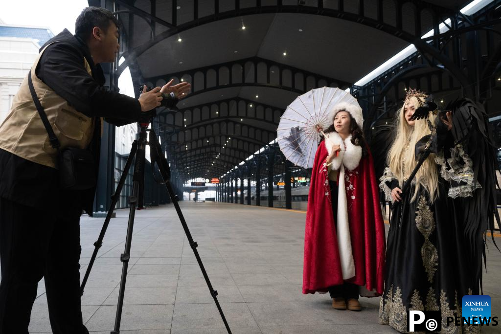 Train themed on ice and snow tourism starts operation in China