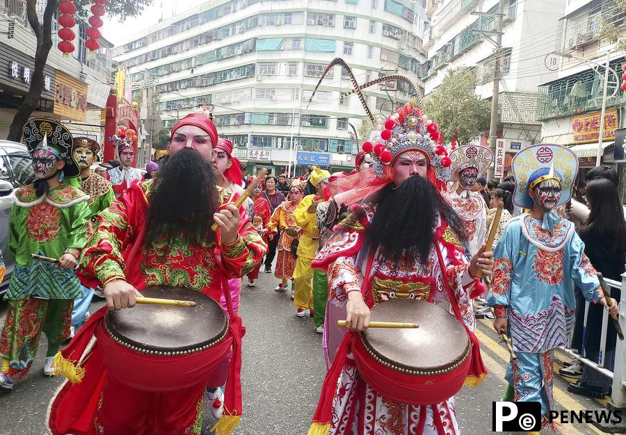Foreigners savor flavors of Spring Festival in China