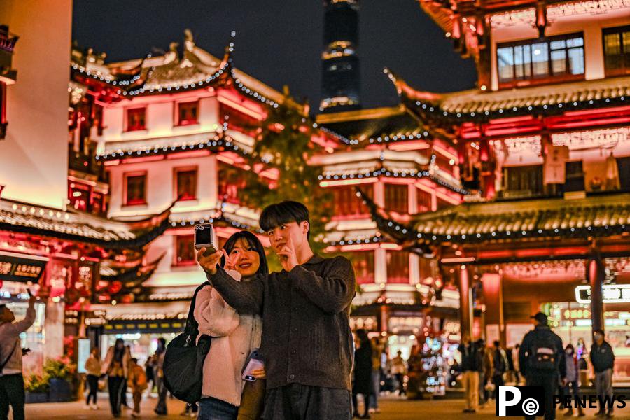 Foreigners savor flavors of Spring Festival in China
