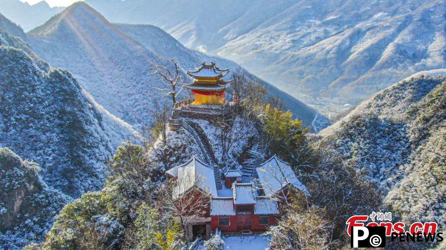 Morning glow adds color to snowy mountain at Shennongjia