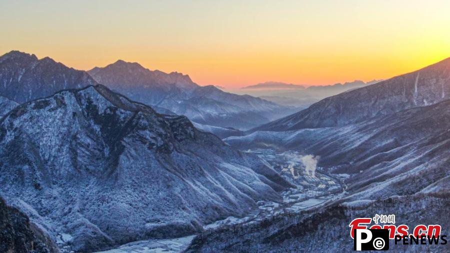 Morning glow adds color to snowy mountain at Shennongjia