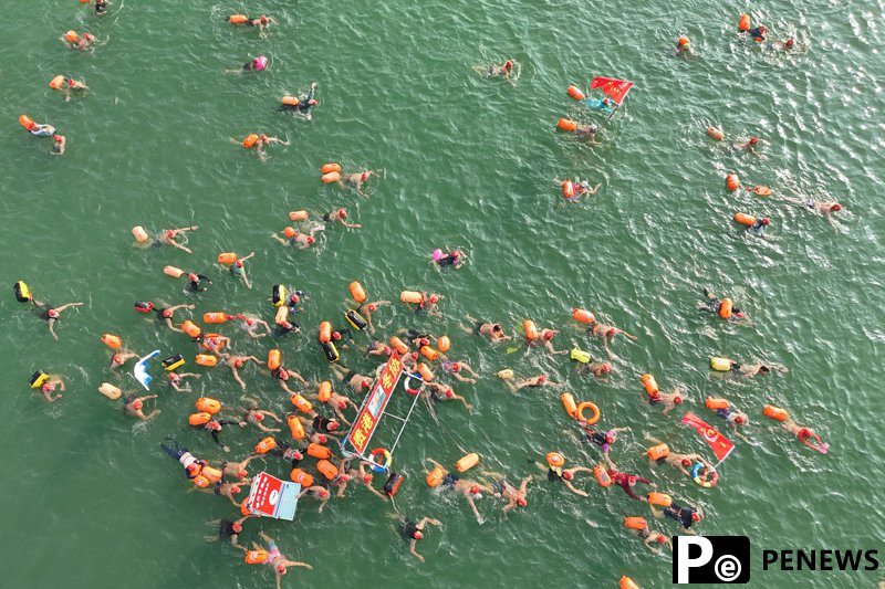 Winter swimming event held in S China