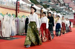 style clothing dominates Spring Festival with growing popularity