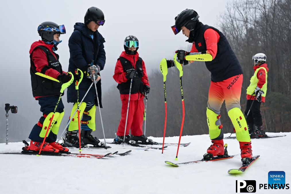 Winter tourism boosts ＂ice and snow economy＂ in China