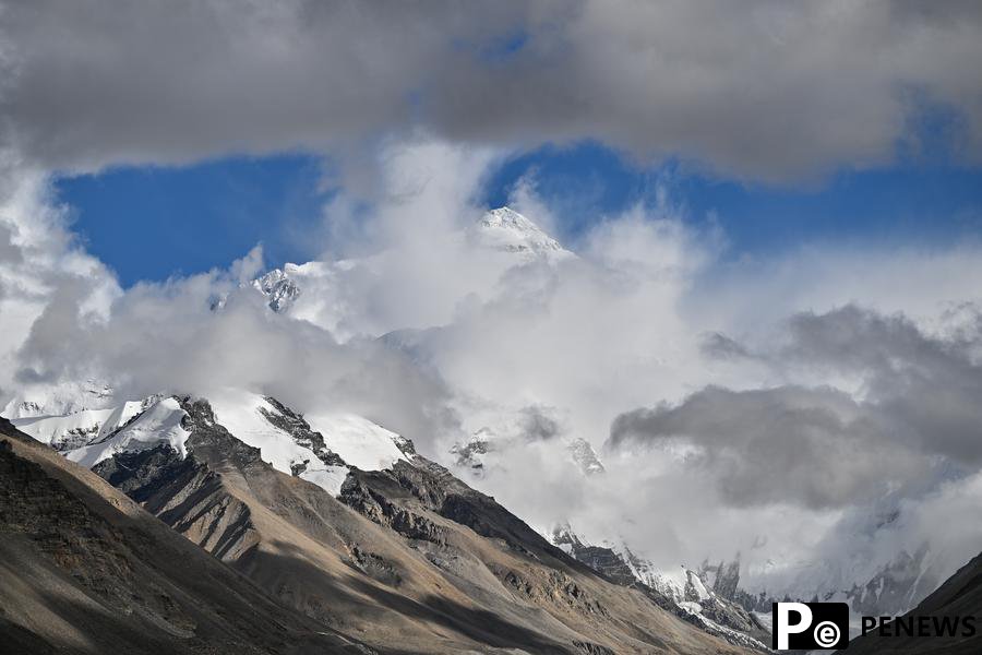 Mount Qomolangma sees record number of tourists