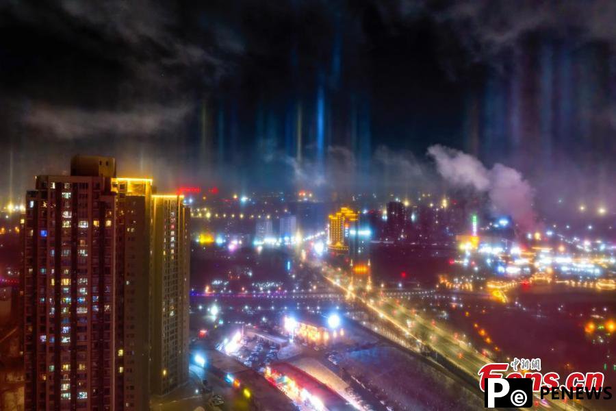Stunning light pillars light up sky in Xinjiang