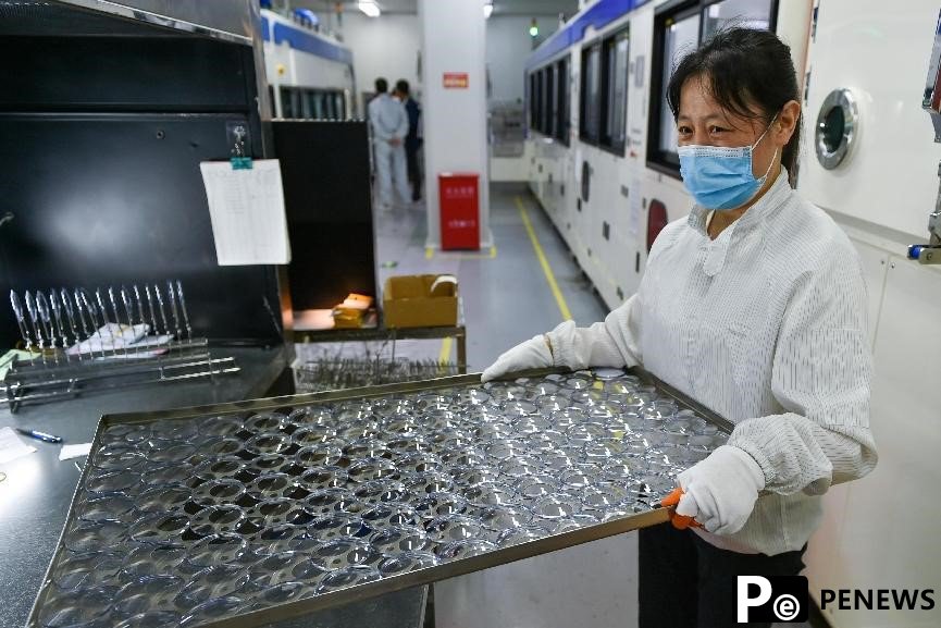 Eyewear industry thrives in Danyang, E China