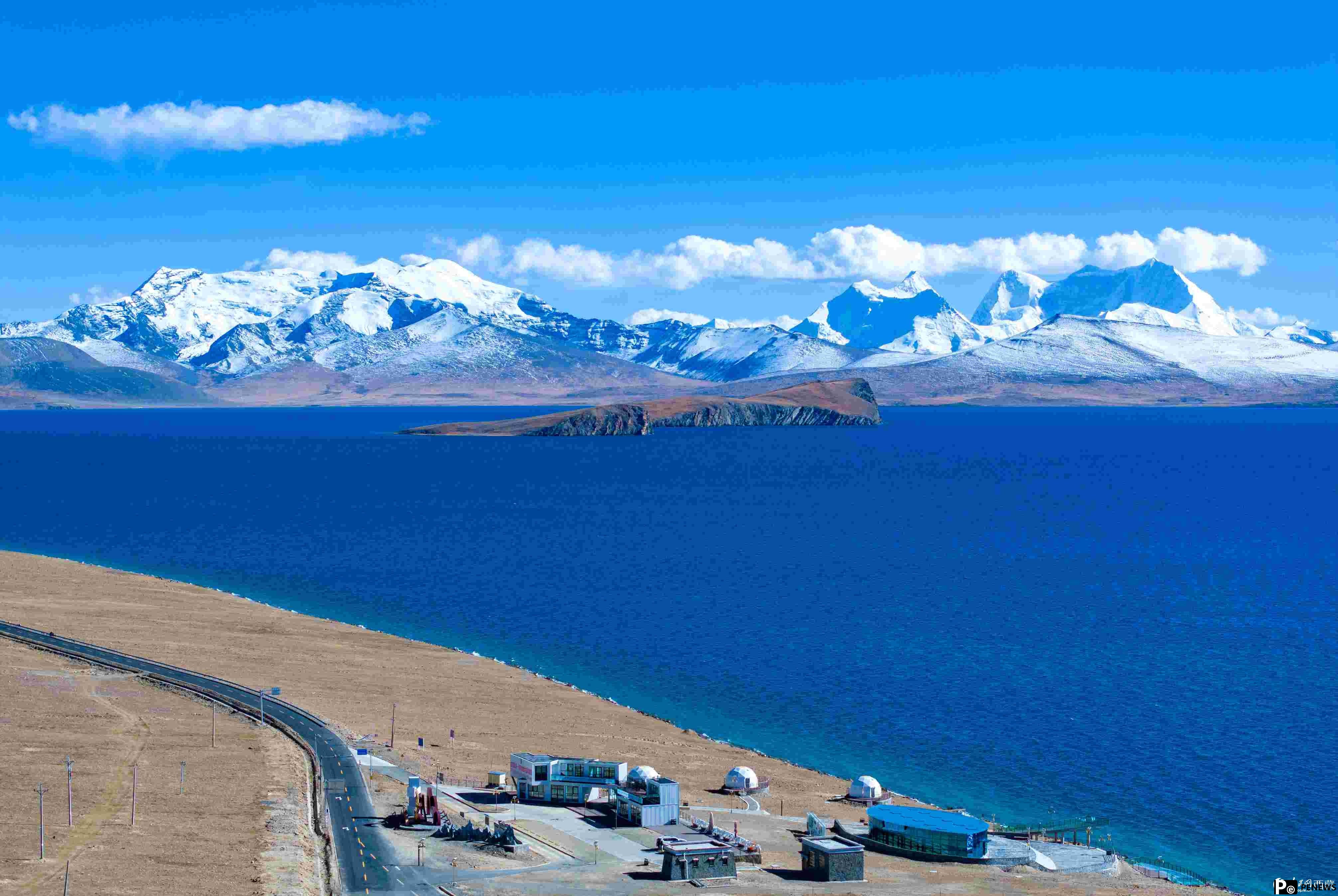 High-altitude lake draws visitors to SW China