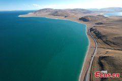 Scenery of Xizang's largest lake in winter
