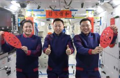 19 astronauts share details of work and life in space with mission halfway through
