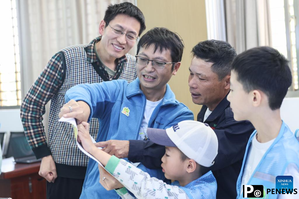 Pic story: forest ranger protects endangered birds in S China