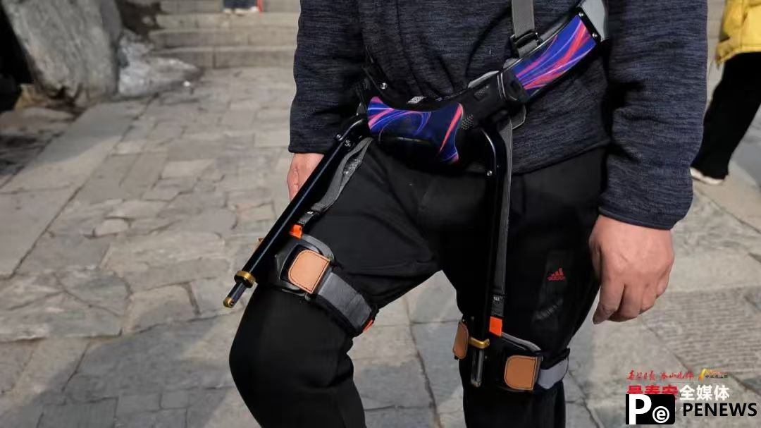 Exoskeleton climbing device debuts at Mount Taishan, assists tourist during Spring Festival