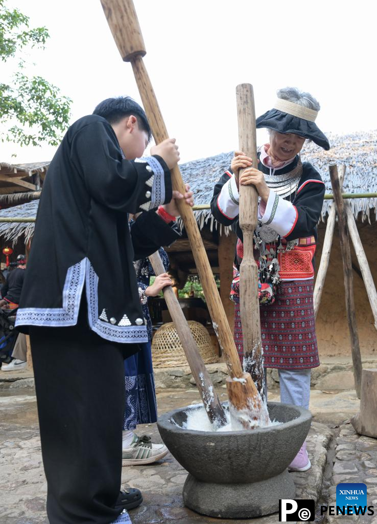 Tourists enjoy traditional family reunion dinner of Li ethnic group in China