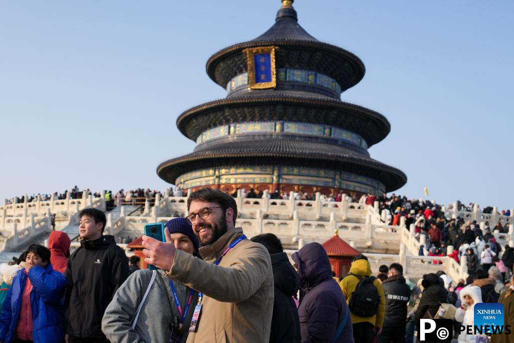 Foreign tourists enjoy tour in Beijing during Spring Festival