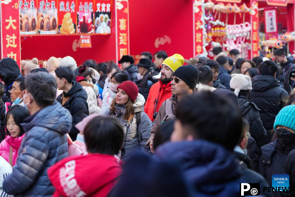 Foreign tourists enjoy tour in Beijing during Spring Festival