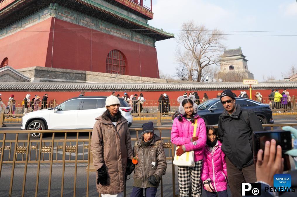 Foreign tourists enjoy tour in Beijing during Spring Festival