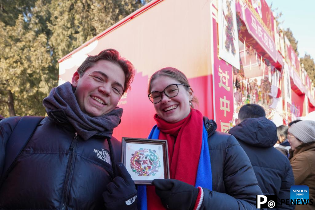 Foreign tourists enjoy tour in Beijing during Spring Festival