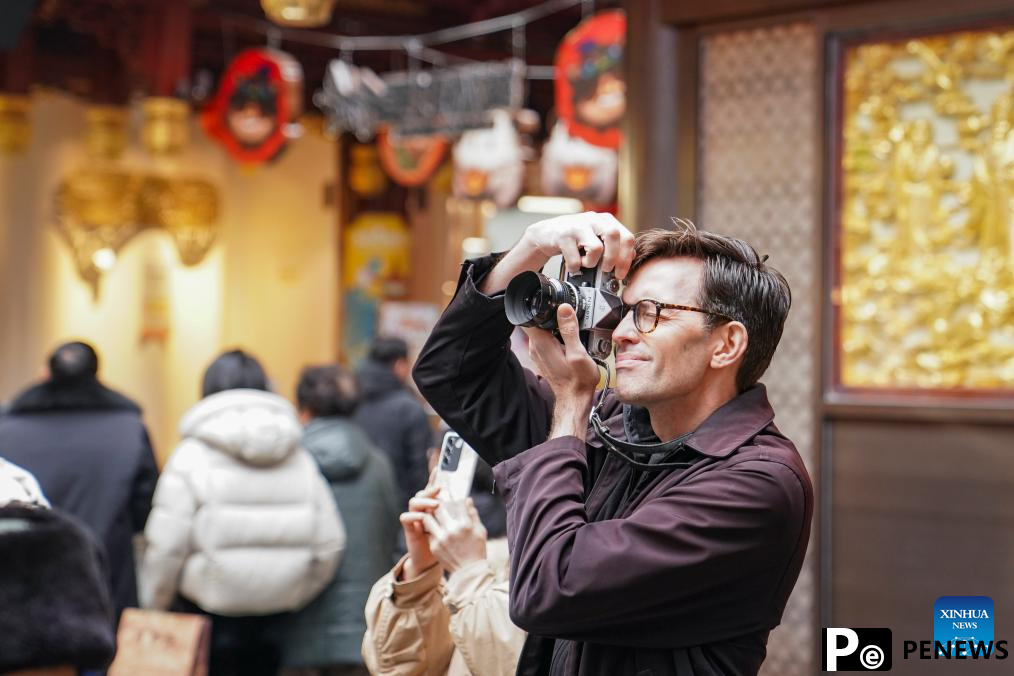 Foreign tourists taste Chinese New Year flavor