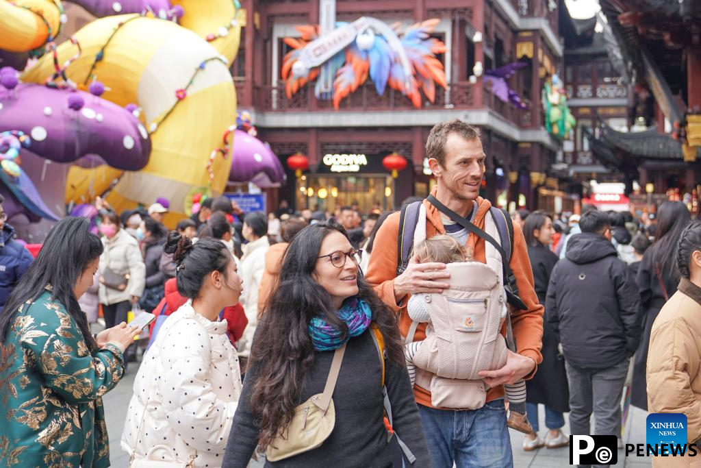 Foreign tourists taste Chinese New Year flavor