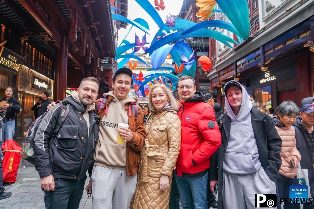 Foreign tourists taste Chinese New Year flavor