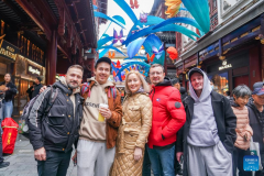 Foreign tourists taste Chinese New Year flavor