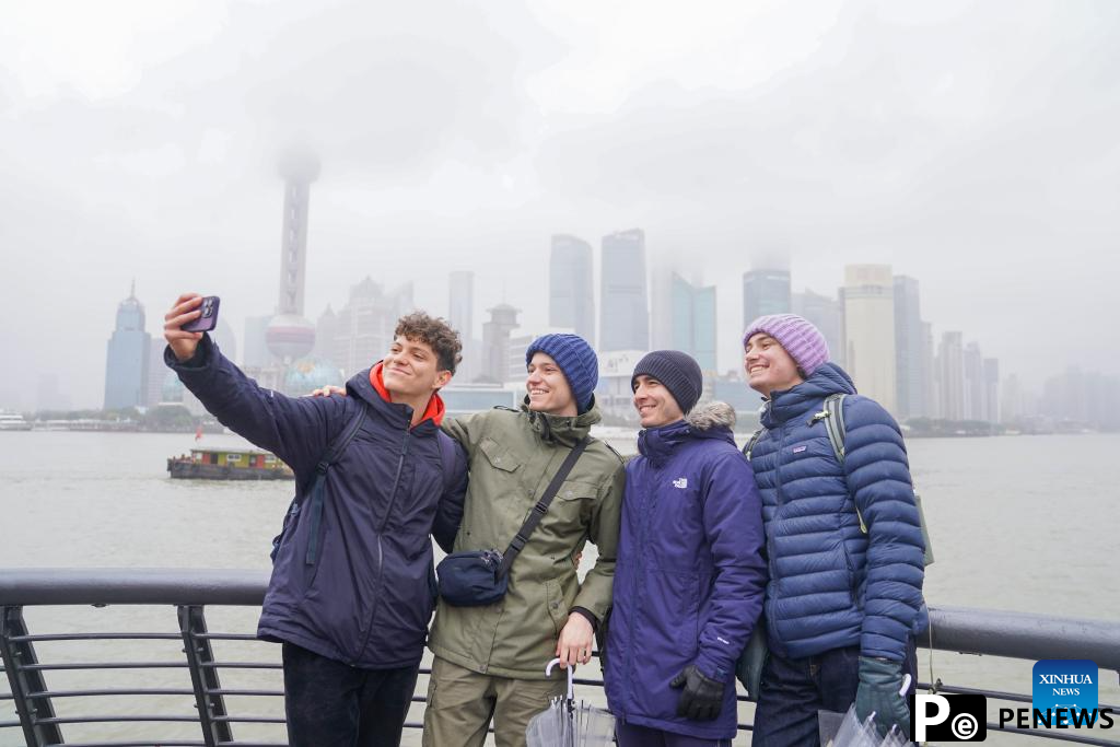 Foreign tourists taste Chinese New Year flavor