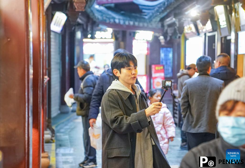 Foreign tourists taste Chinese New Year flavor