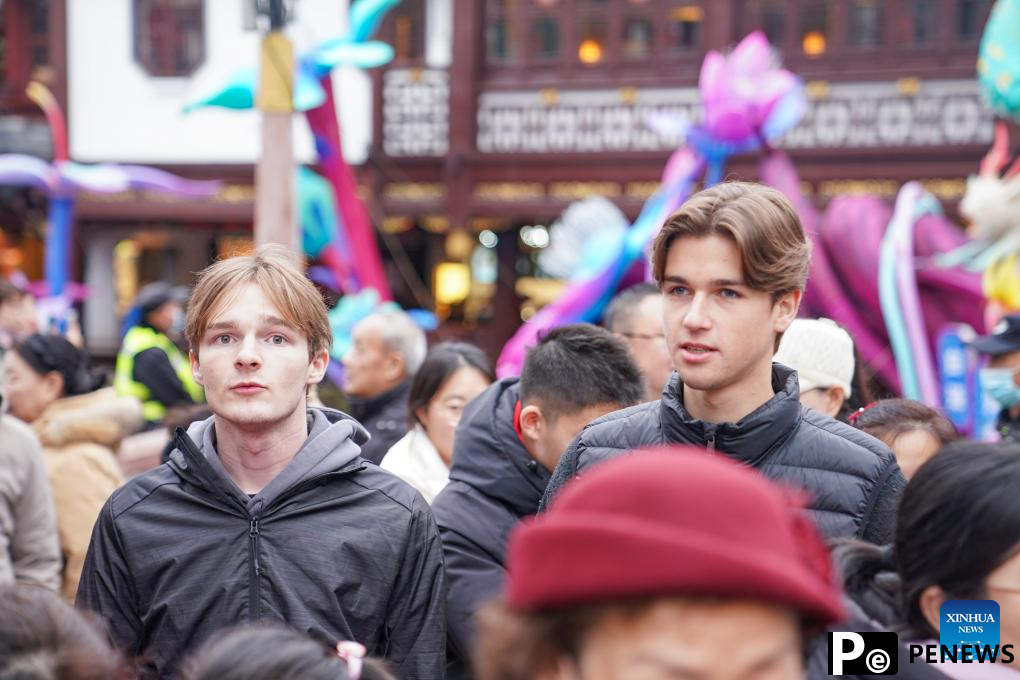 Foreign tourists taste Chinese New Year flavor