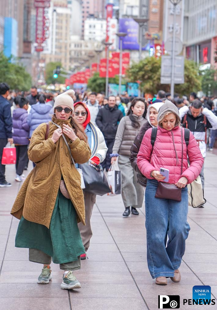 Foreign tourists taste Chinese New Year flavor